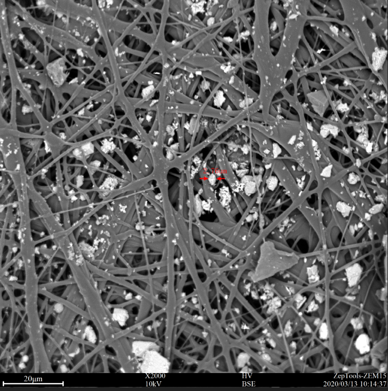  模擬高污染環境下佩戴過的口罩中間過濾層的掃描電鏡圖片